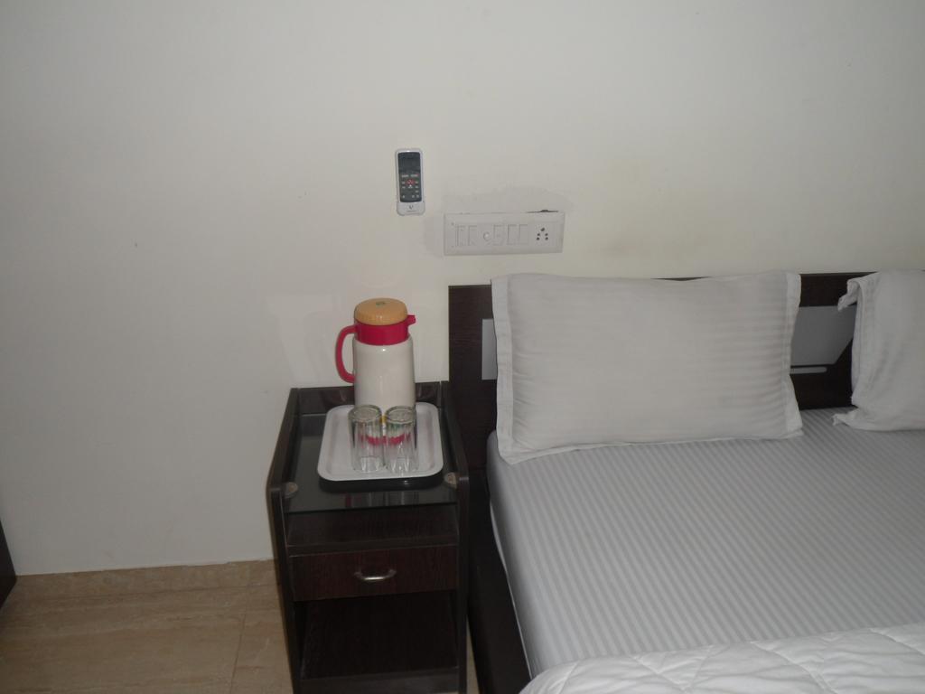 Hotel Rajdeep Inn Ахмедабад Экстерьер фото